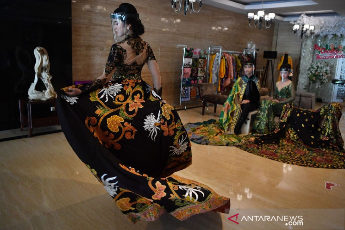 "Kenakan dan bangga", cara sederhana lestarikan batik