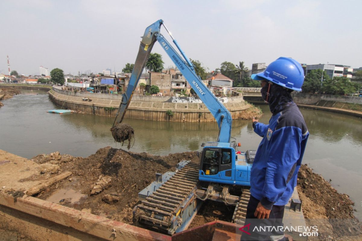 SDA Jakpus keruk Banjir Kanal Barat