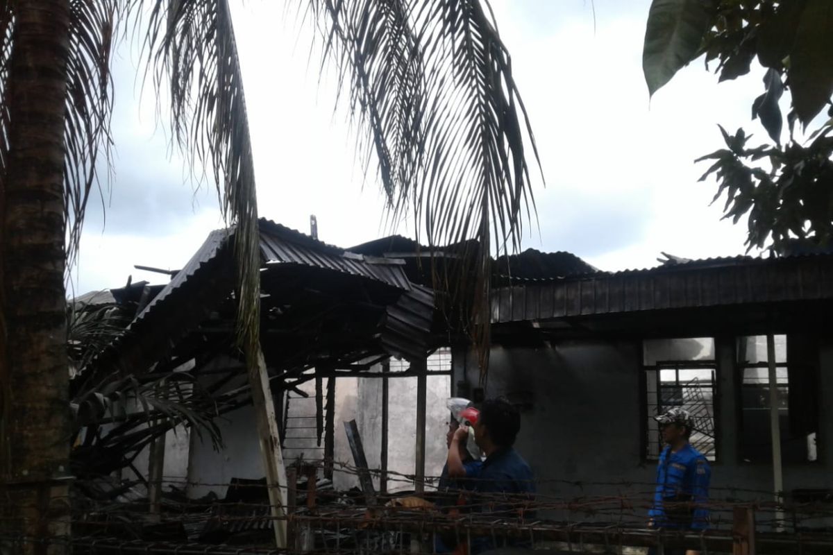 Sebuah rumah dinas Kementerian Perindustrian di Manado terbakar