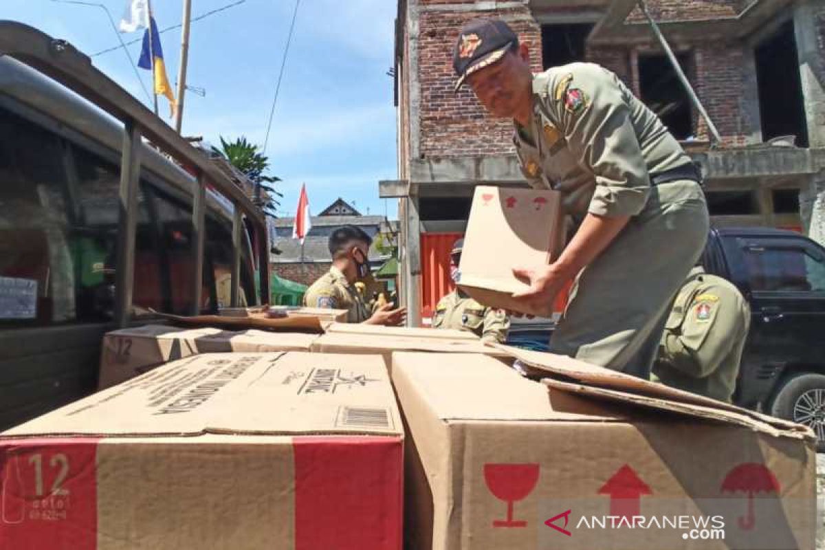 Petugas gabungan gerebek gudang minuman beralkohol di Temanggung