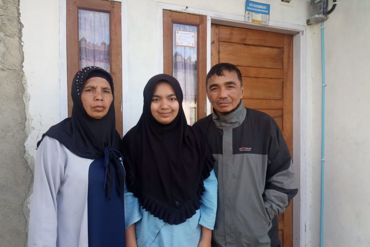 PT Semen Padang beri beasiswa pada putri tukang ojek yang kuliah di ITB