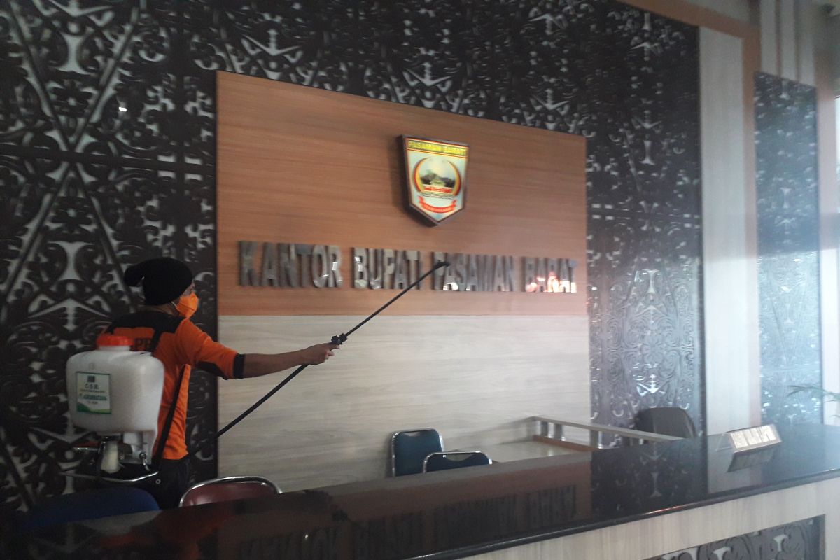 Pascadua orang ASN Pasbar positif COVID-19, tim gugus tugas semprotkan disinfektan ke perkantor (Video)