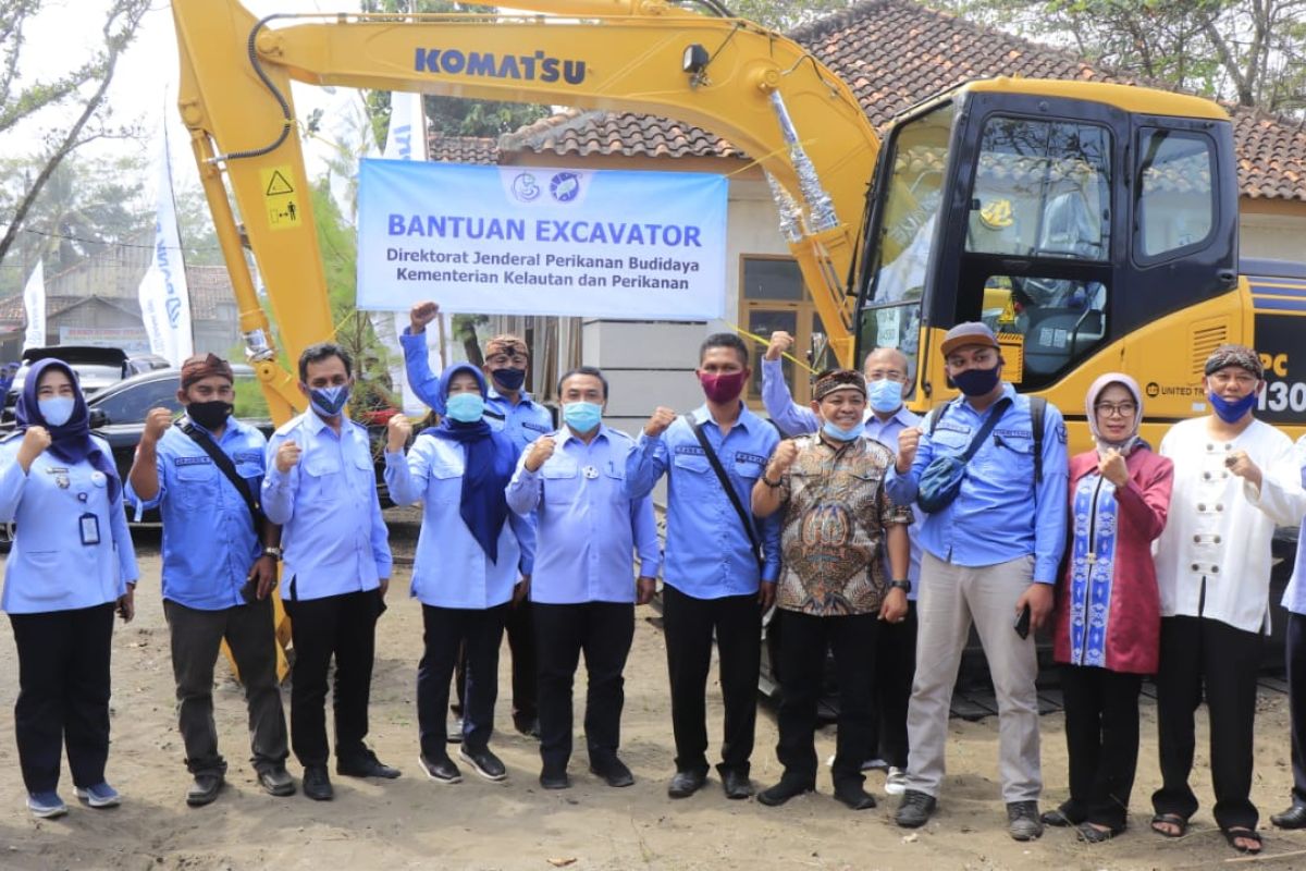 KKP sediakan alat berat eskavator kembangkan tambak di Tasikmalaya