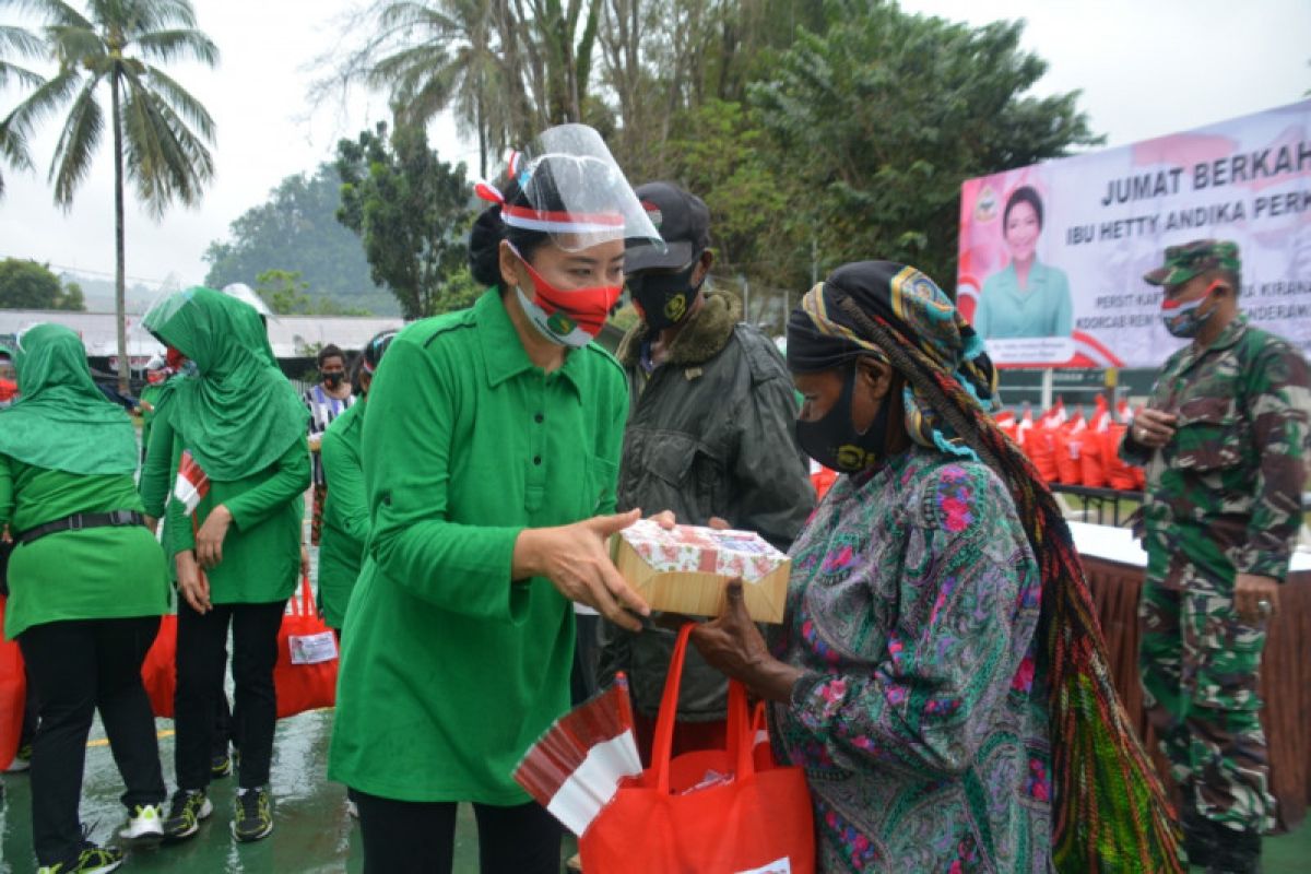 Persit Kartika Chandra Kirana bagikan paket sembako Jumat berkah