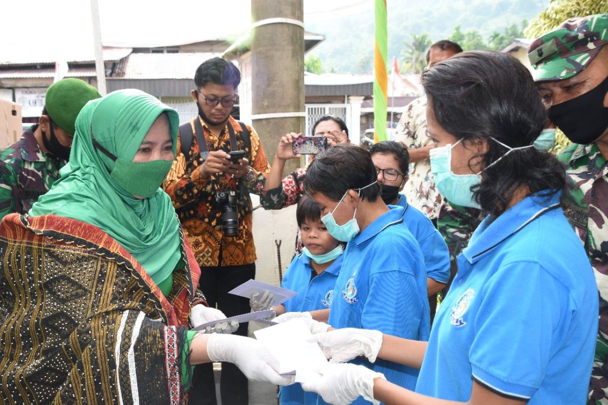 Persit KCK bantu sembako anak-anak di Tapanuli Tengah