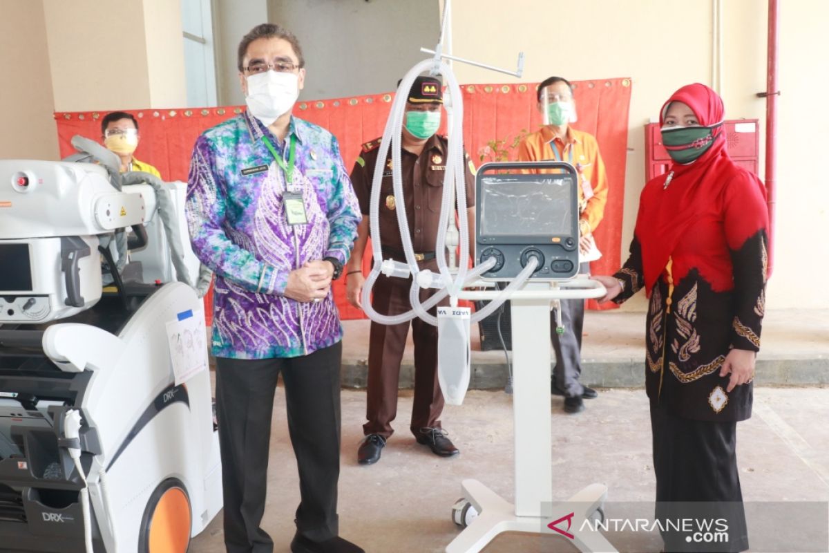 Wawali serahkan bantuan peralatan penanganan COVID-19 ke RSD Idaman