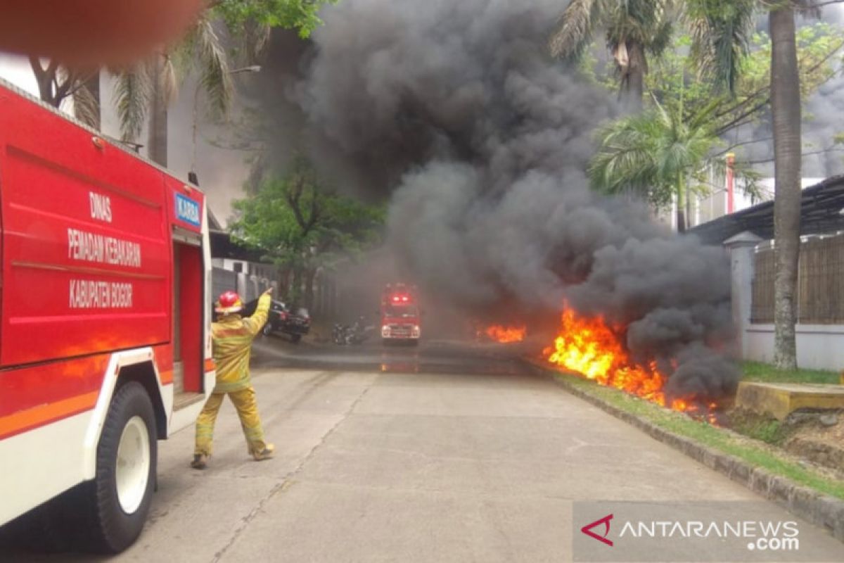Petugas pemadam kebakaran sempat kesulitan padamkan kebakaran hebat di Sentul