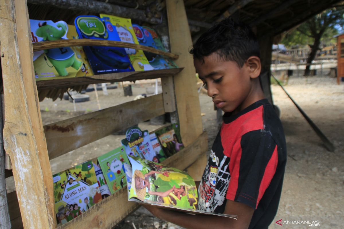 Pendeta di Kupang buat kebun baca bagi anak-anak desa Bolok