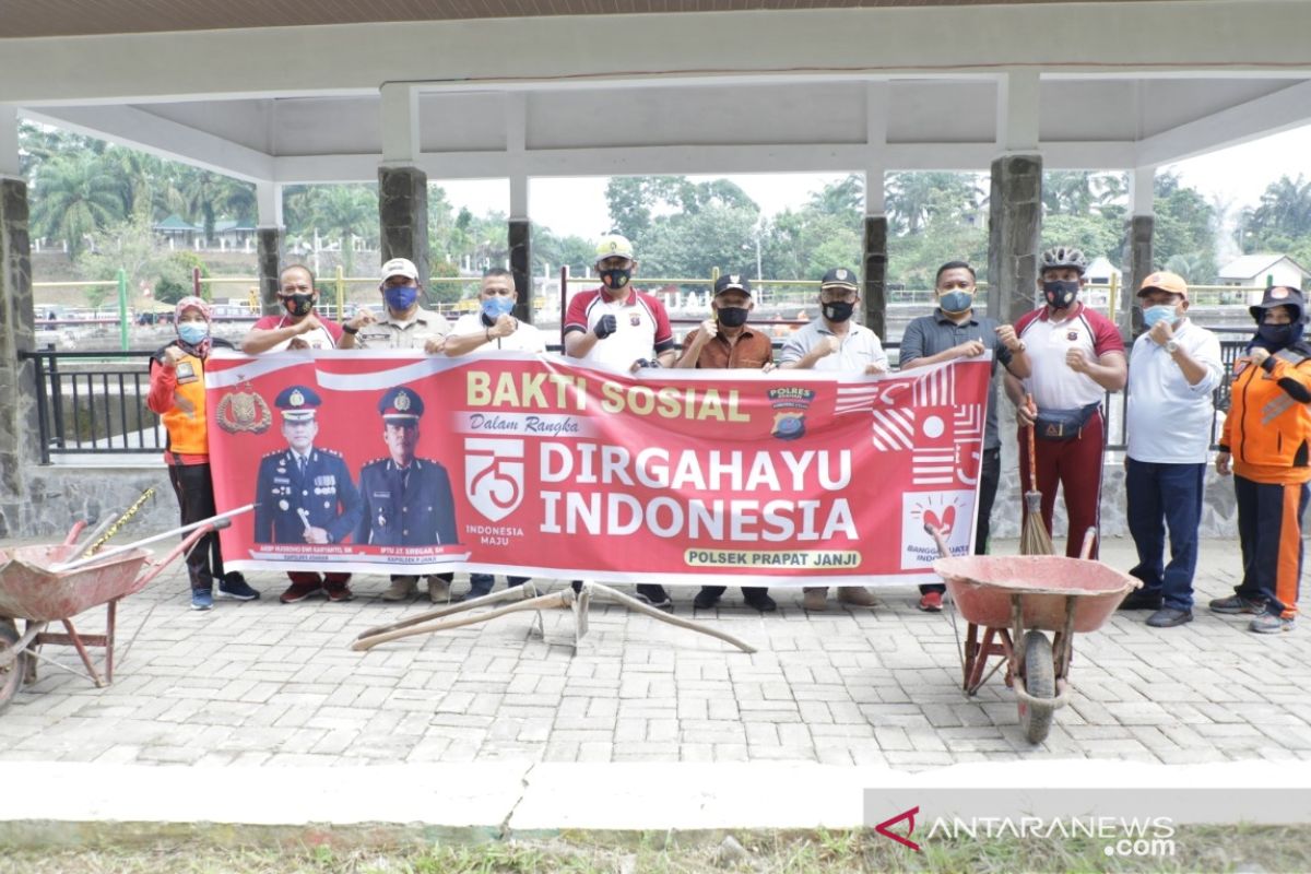 Bupati Asahan dan Polres gotong royong massal di Danau Teratai