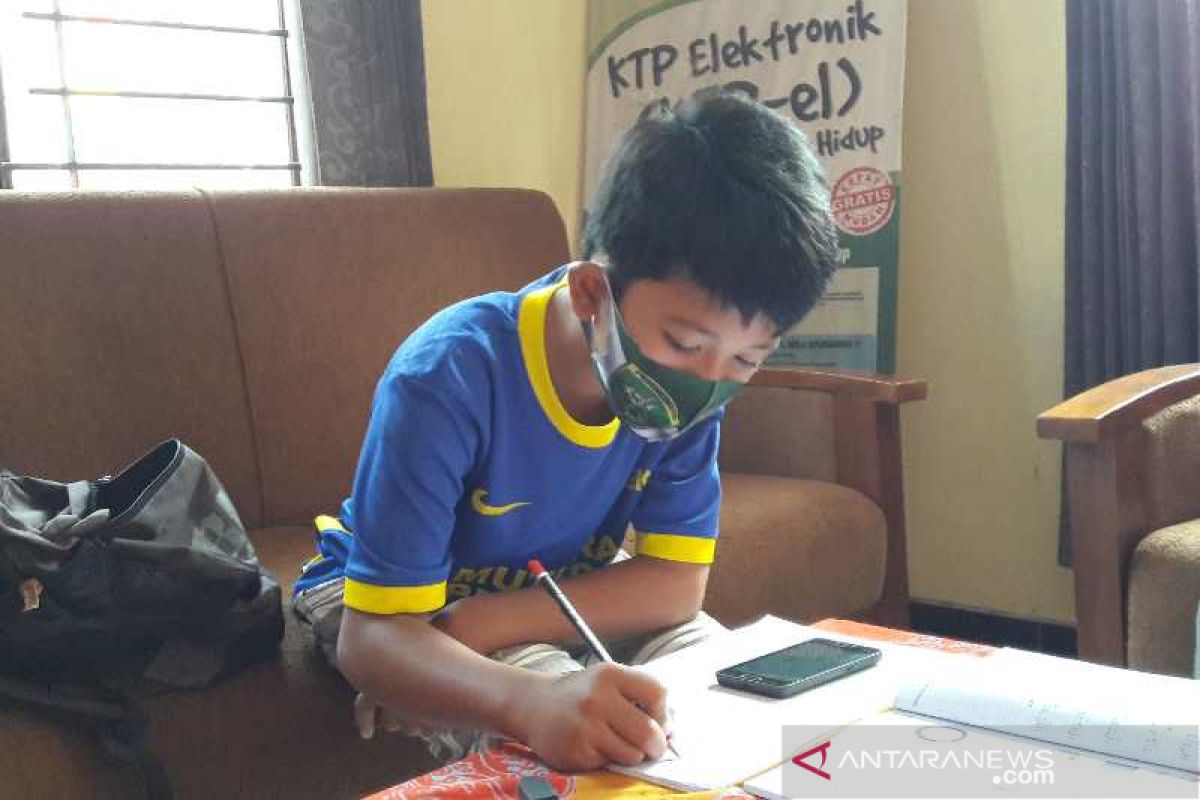 Di Temanggung, kesulitan sinyal internet siswa belajar di balai desa