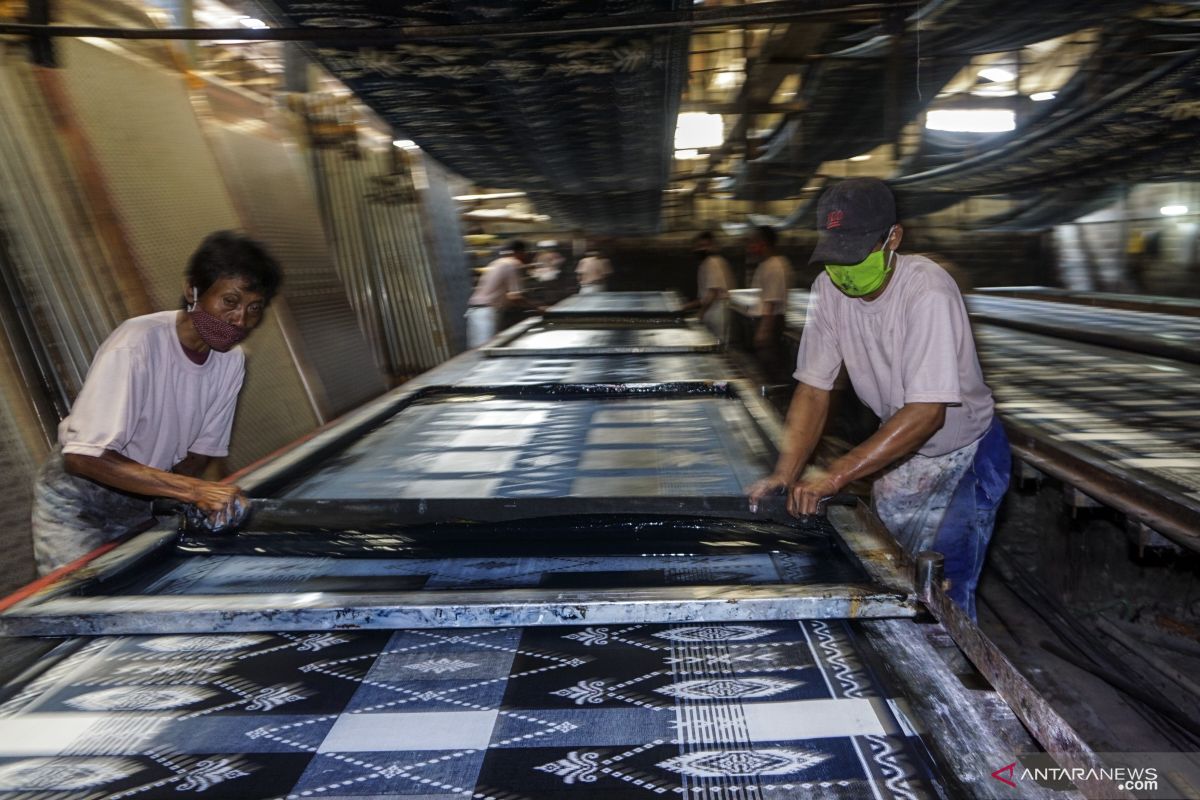 Use technology in batik industry for increasingly competitive products