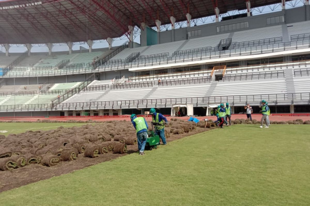 Rumput lapangan Stadion GBT Surabaya diganti standar FIFA