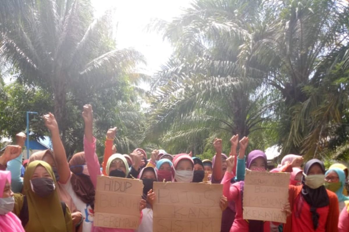 Hari ini, buruh perempuan PT DDP masih tutup jalan perusahaan