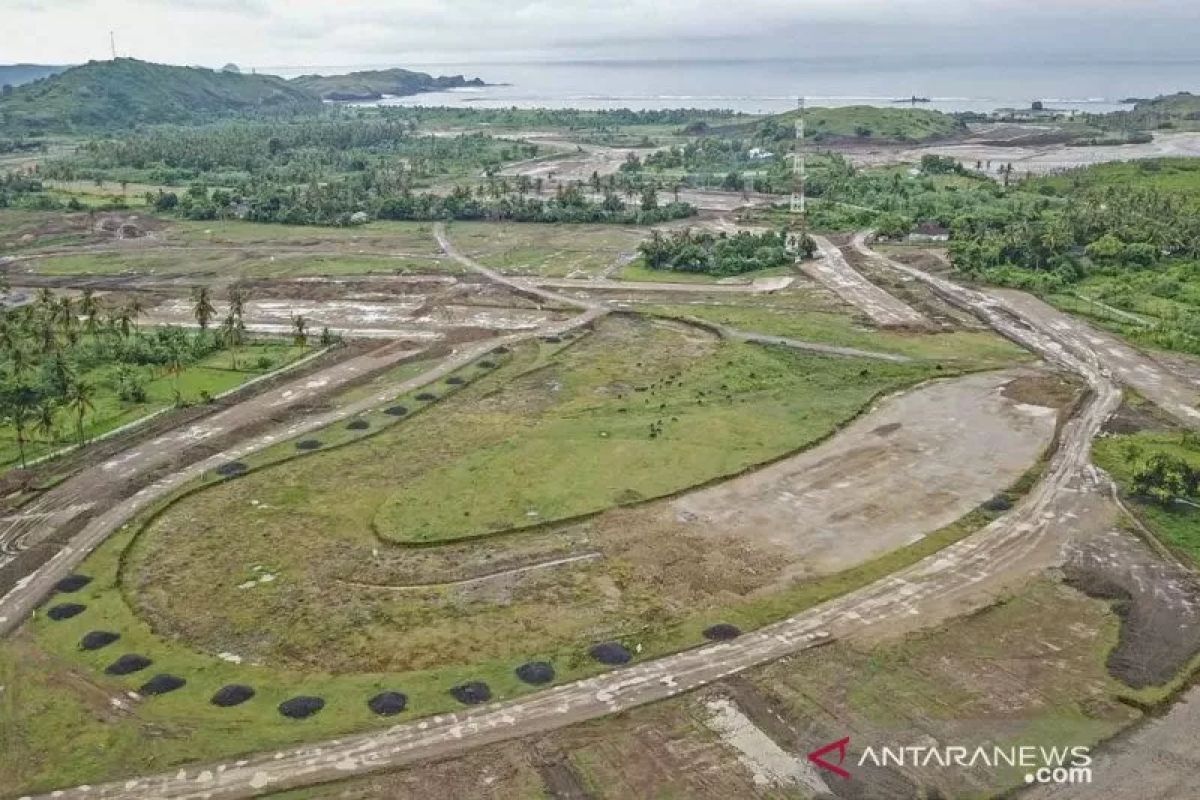 Kawasan Sirkuit MotoGP di KEK Mandalika masuk tahap pembersihan lahan