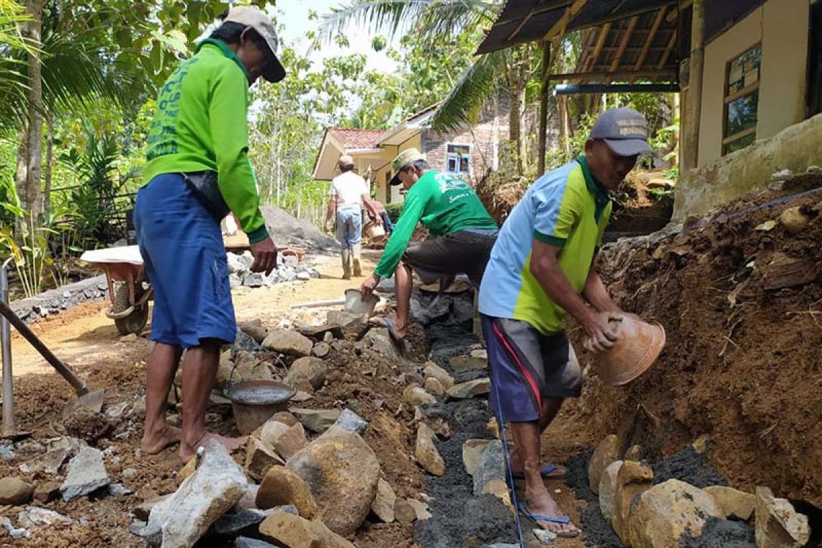 Semen Indonesia Group Peduli bangun talut jalan di  Cilacap