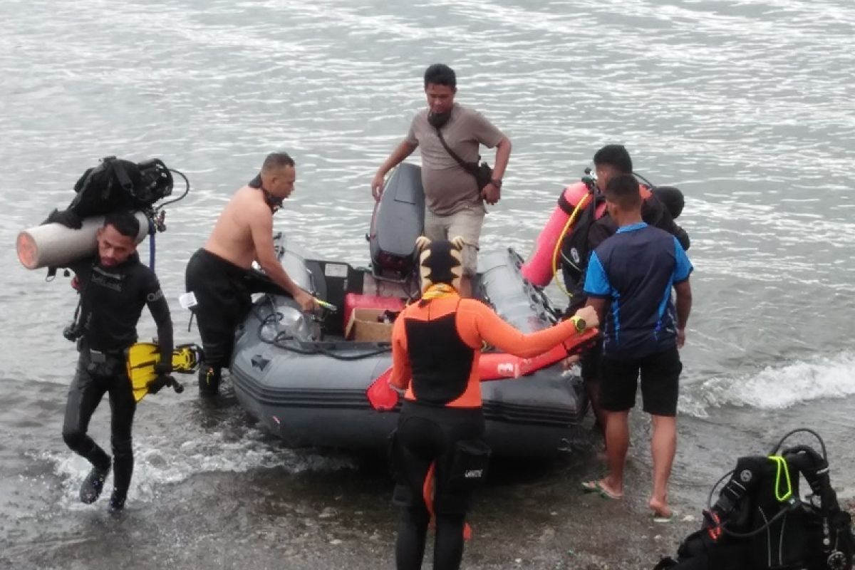 Puluhan penyelam cari seorang warga Amerika hilang di perairan Ambon