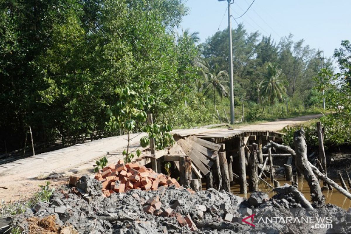 Jembatan menuju ke Desa Resang rusak parah