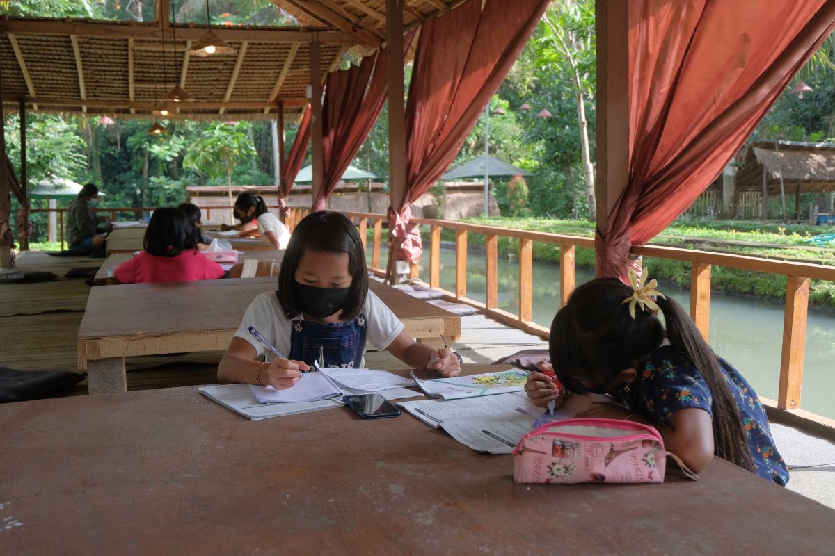 Selama COVID-19, belasan pelajar Gianyar-Bali akses wifi gratis di rumah makan (video)
