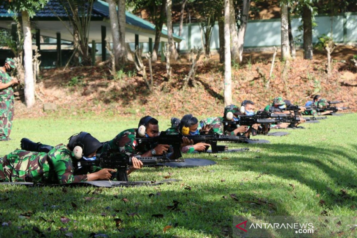 Prajurit Lanud Silas Papare Jayapura tingkatkan profesionalisme melalui latihan menembak