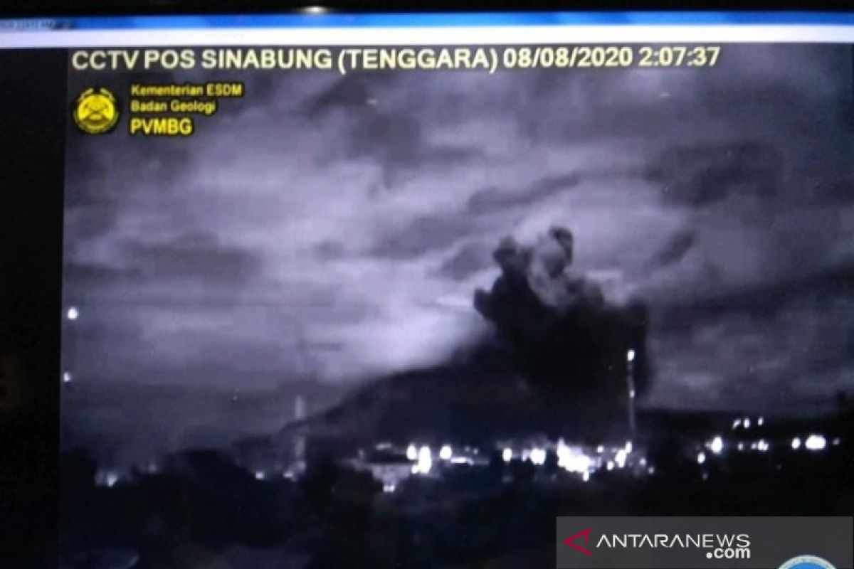 Abu vulkanik Gunung Sinabung menyembur setinggi 2.000 meter