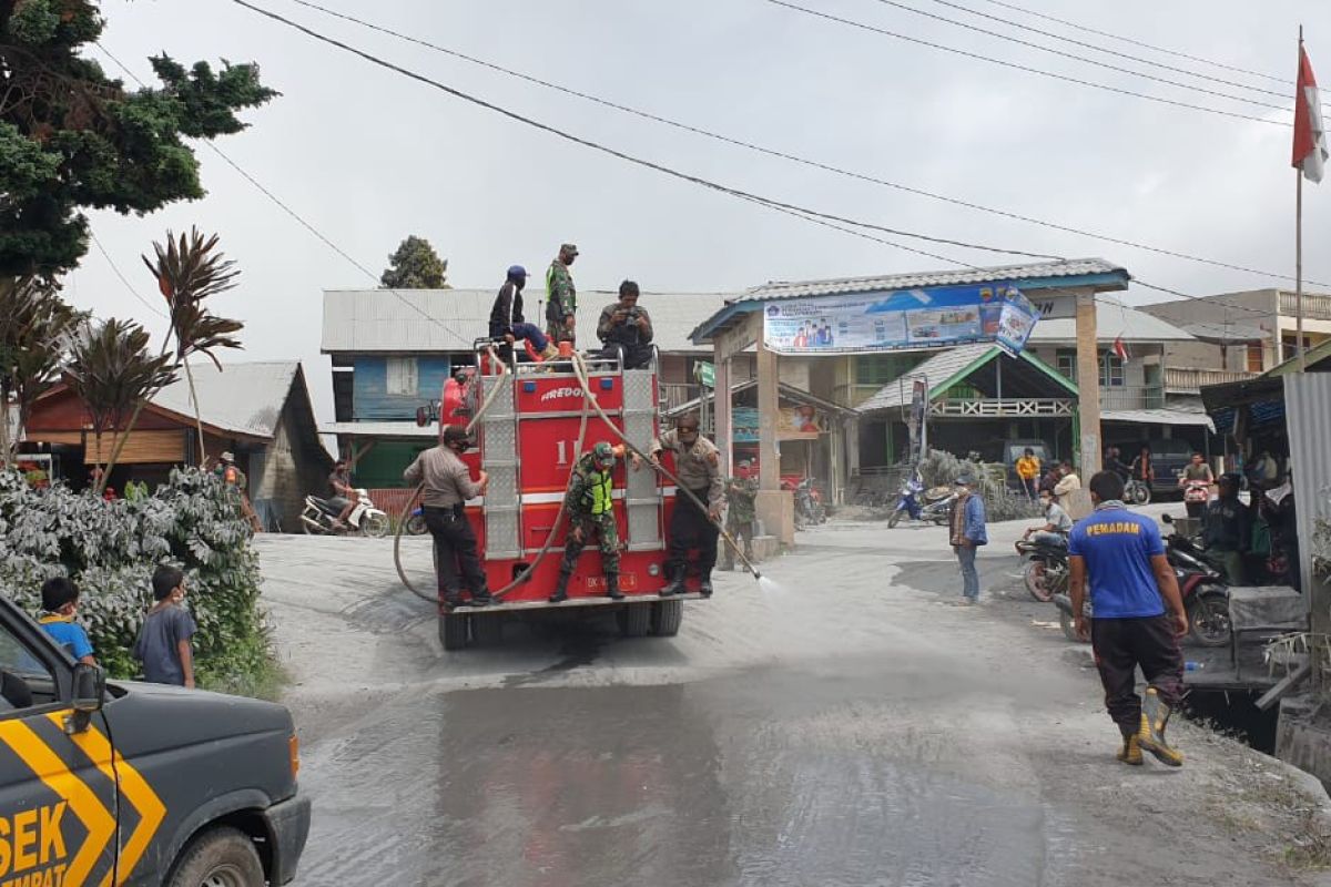 Pemkab Karo bersihkan abu vulkanik Gunung Sinabung di sejumlah lokasi