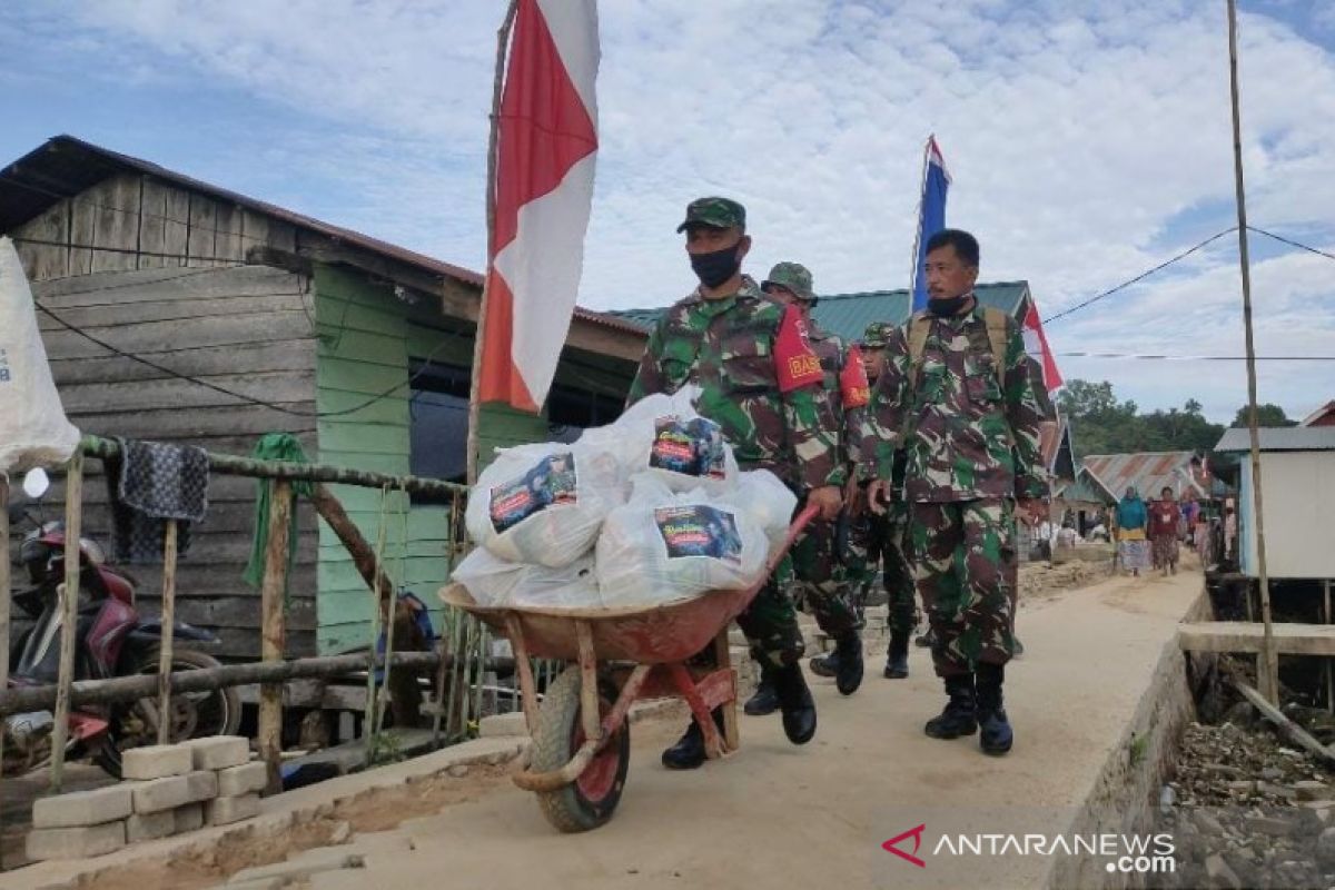 Pangdam XIV/Hasanuddin memberi bantuan sembako bagi warga pesisir