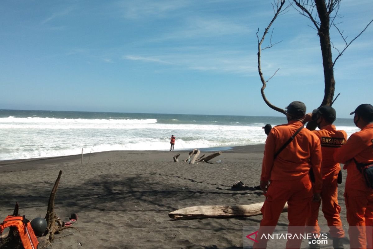 Tim SAR Bantul memfokuskan personel amankan pantai ramai wisatawan