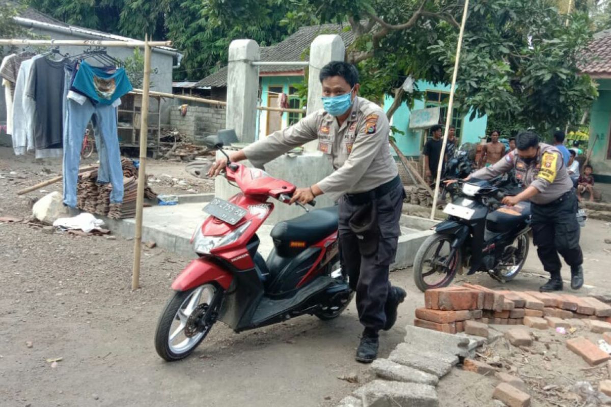 Dua ekor ayam aduan dan 12 motor milik pejudi tertinggal saat kocar kacir digerebek polisi