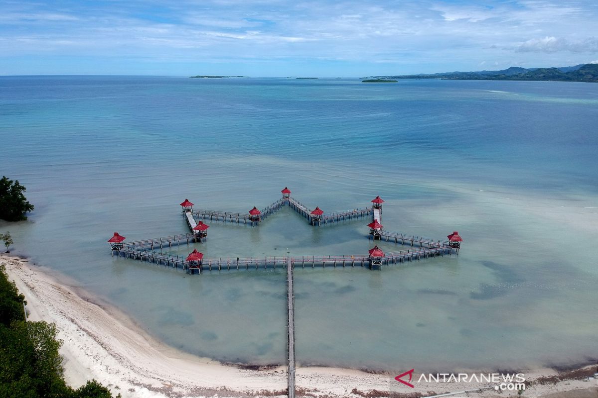 Destinasi wisata Pantai Ratu Boalemo suguhkan pasir putih dan panorama alam