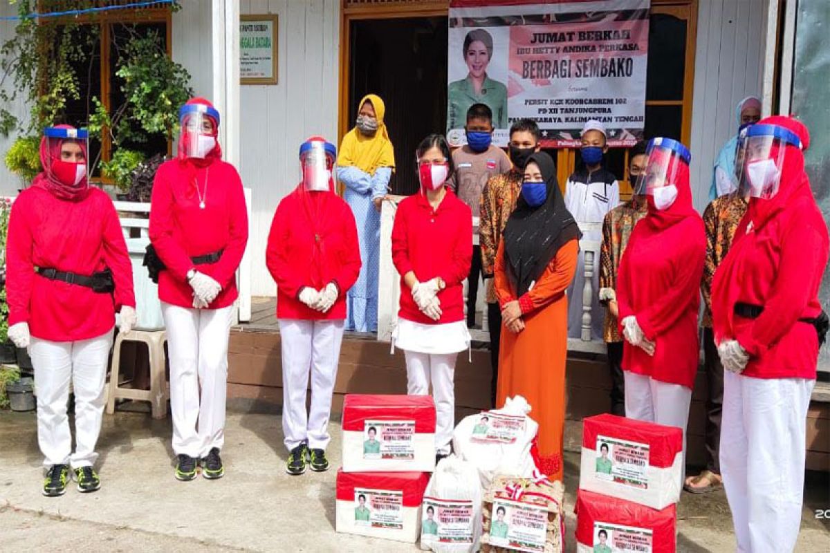 Jumat Berkah Istri Kasad untuk  warga Dayak Tawoyan dan panti asuhan