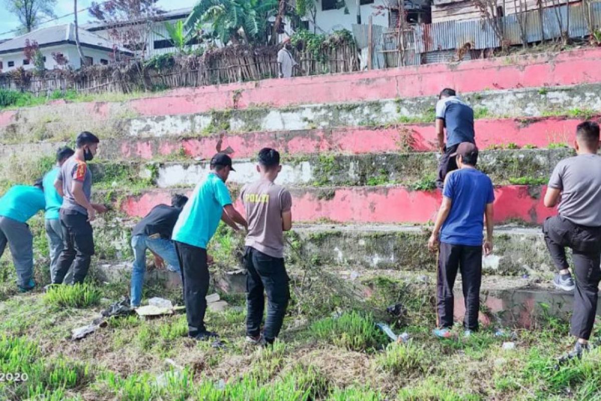 TNI-Polri di Tolikara kerja bakti bersihkan lapangan 'Merah Putih'