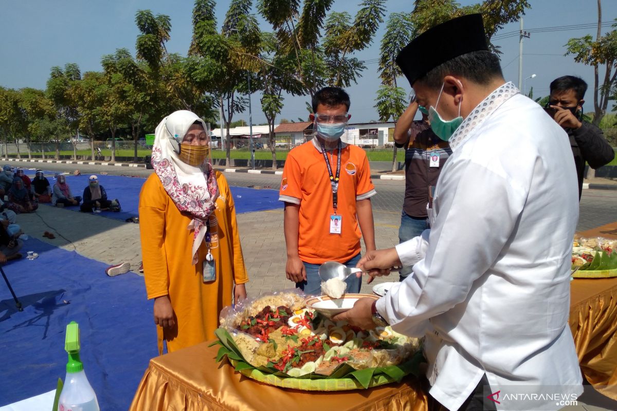 Sembuh dari COVID-19, 35 karyawan pabrik pengepakan udang PT PMMP Situbondo kembali bekerja