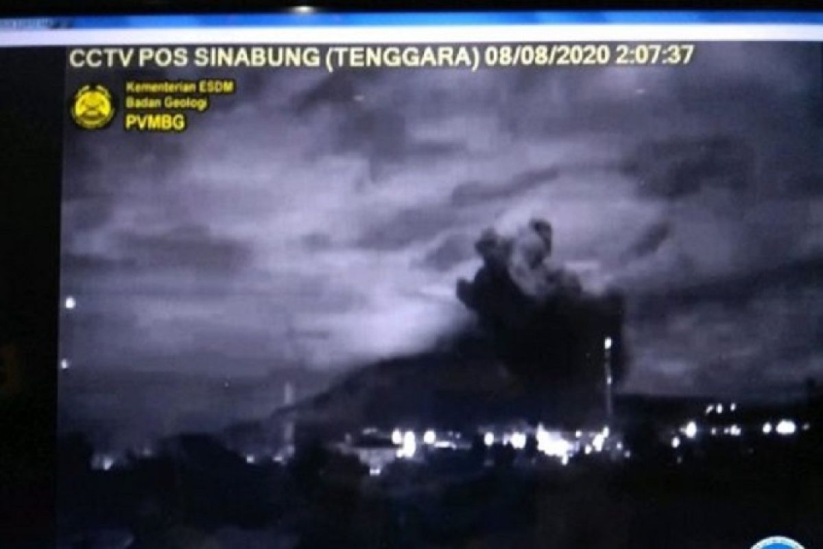 Gunung Sinabung erupsi pertama di masa pandemi dengan kolom abu sekitar 2.000 meter