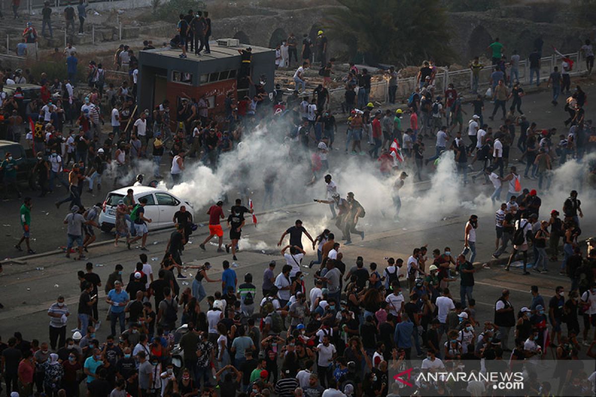 Satu polisi tewas, 142 orang terluka dalam aksi protes Lebanon