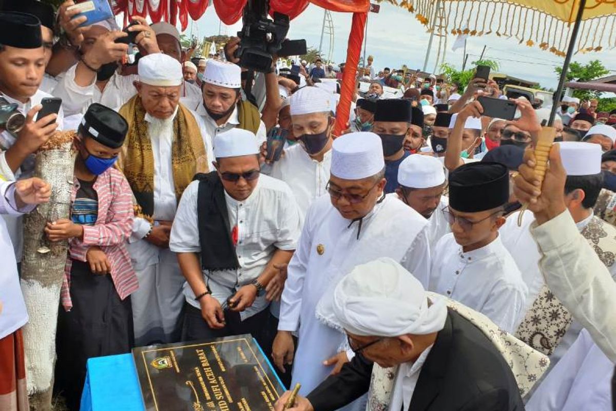 Bupati Aceh Barat dan Abuya Amran Waly resmikan Gapura Meulaboh Kota Tauhid Sufi