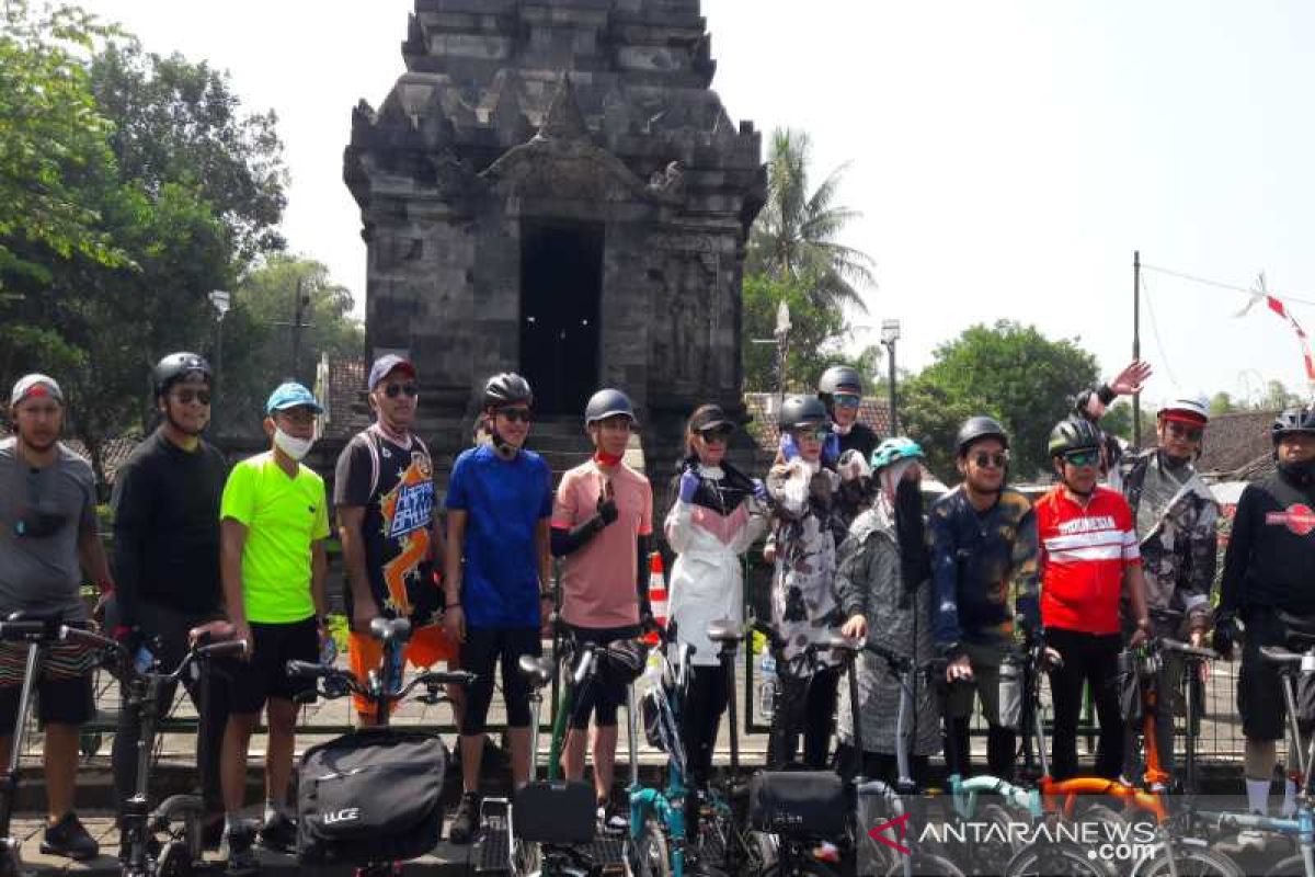 Anggota DPR dan artis komunitas "48 Bersepeda" promosikan wisata Borobudur