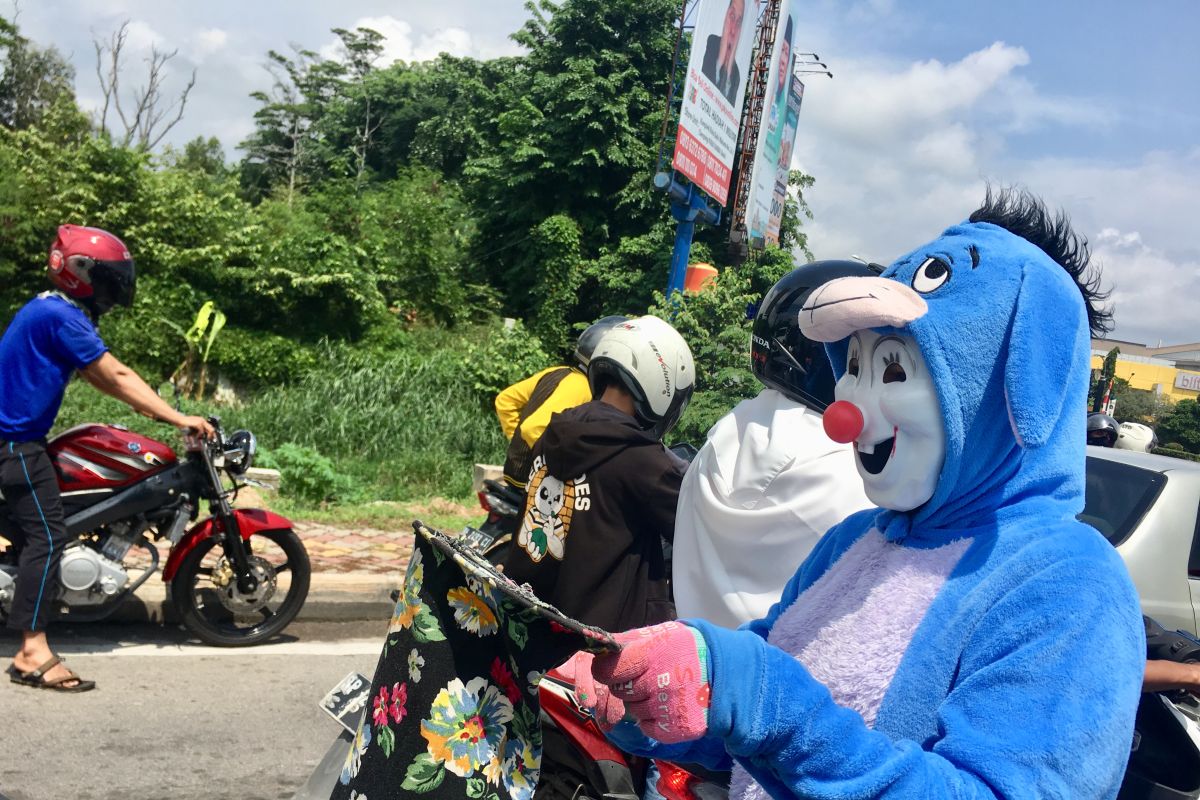 Boneka berjalan peminta sumbangan