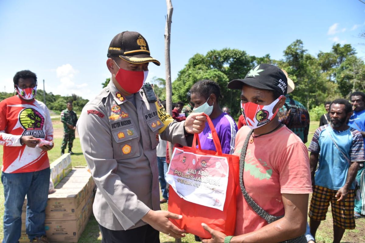 Warga Airu Jayapura apresiasi aksi Adventure Merah Putih bagi sembako