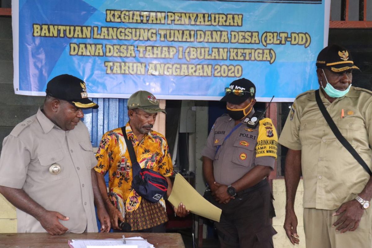 Polres Mimika kawal pembagian BLT dan BST ke warga