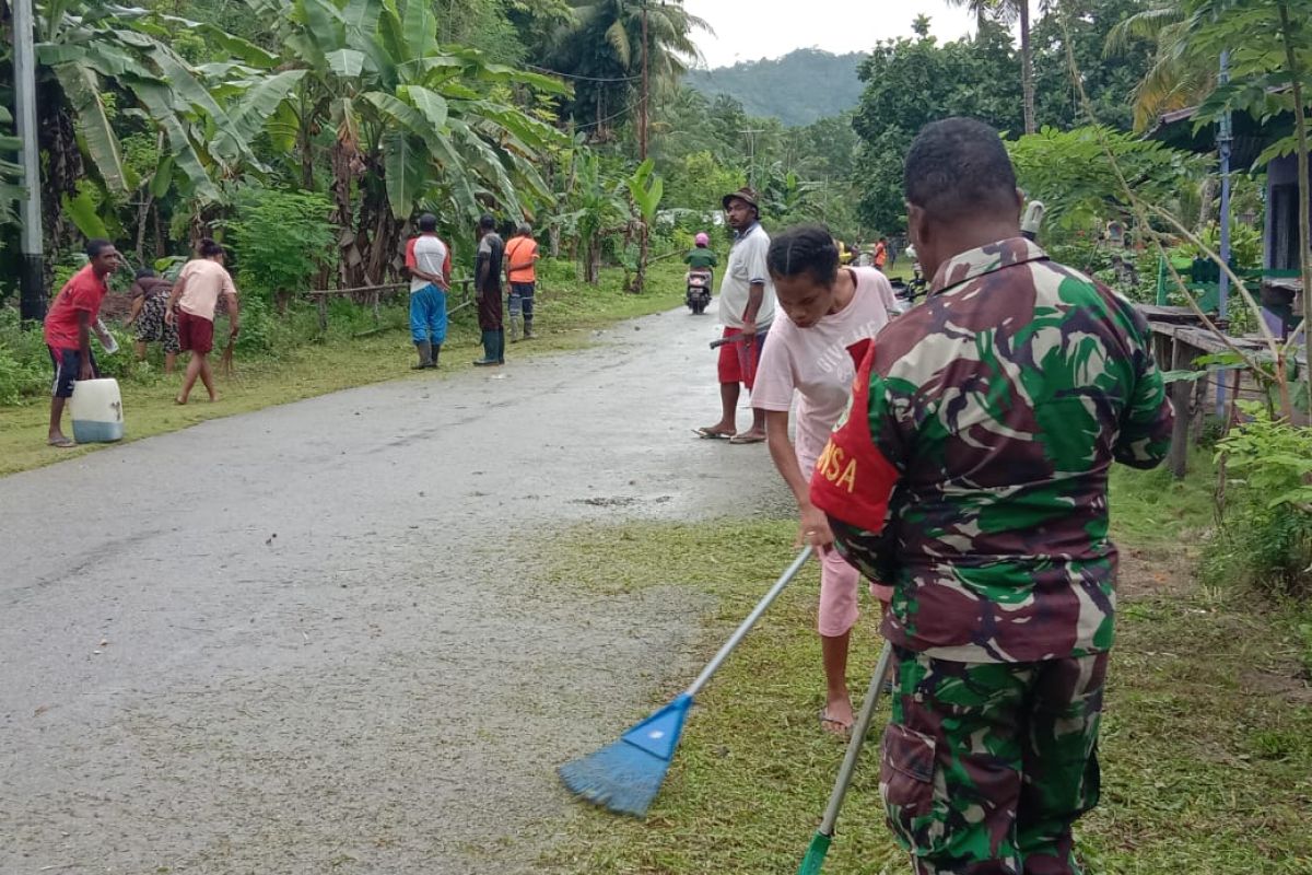 Babinsa bersama warga  Kampung Aman Biak Utara karya bakti bersihkan lingkungan