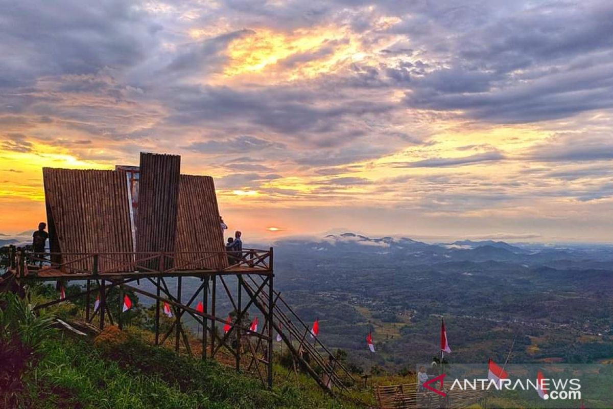 Ribuan pengunjung datangi obyek wisata Bukit Sepancong Bengkayang