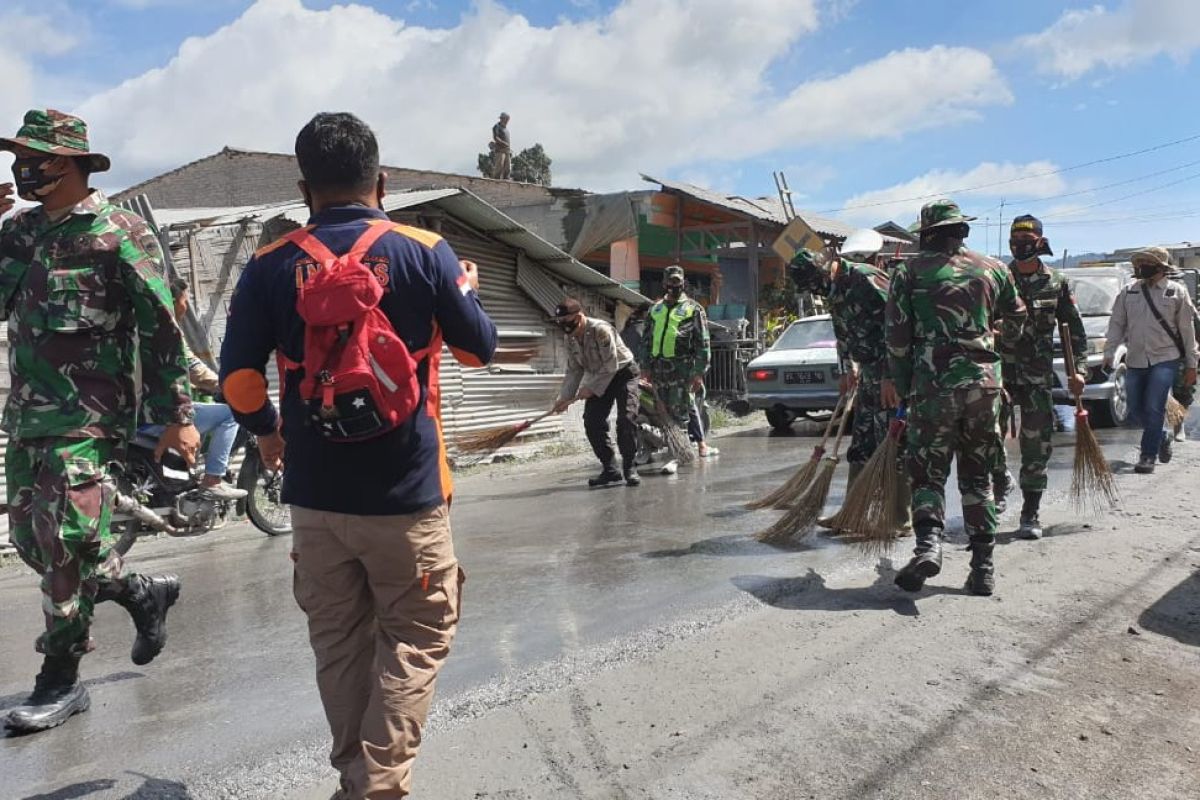 BPBD Karo lanjutkan pembersihan debu vulkanik erupsi Sinabung