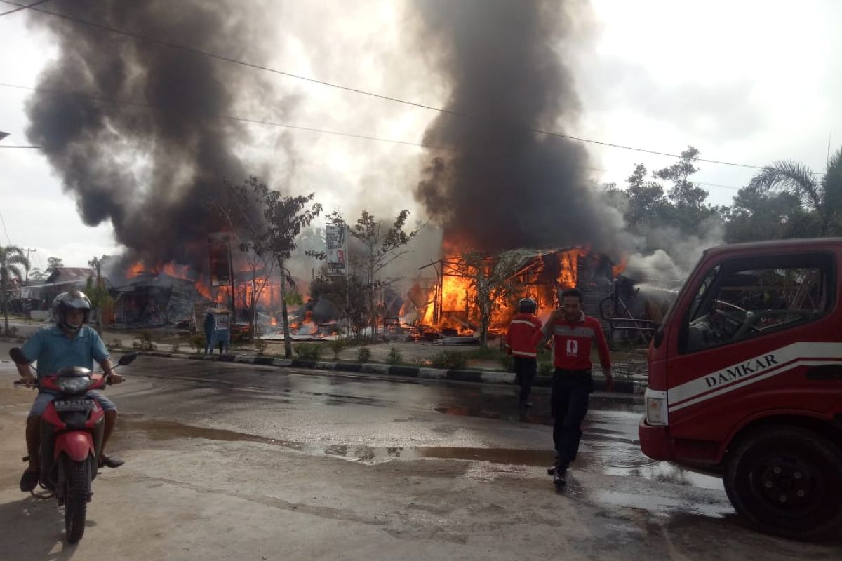 Sembilan kios di PKP Mujahidin Sintang terbakar