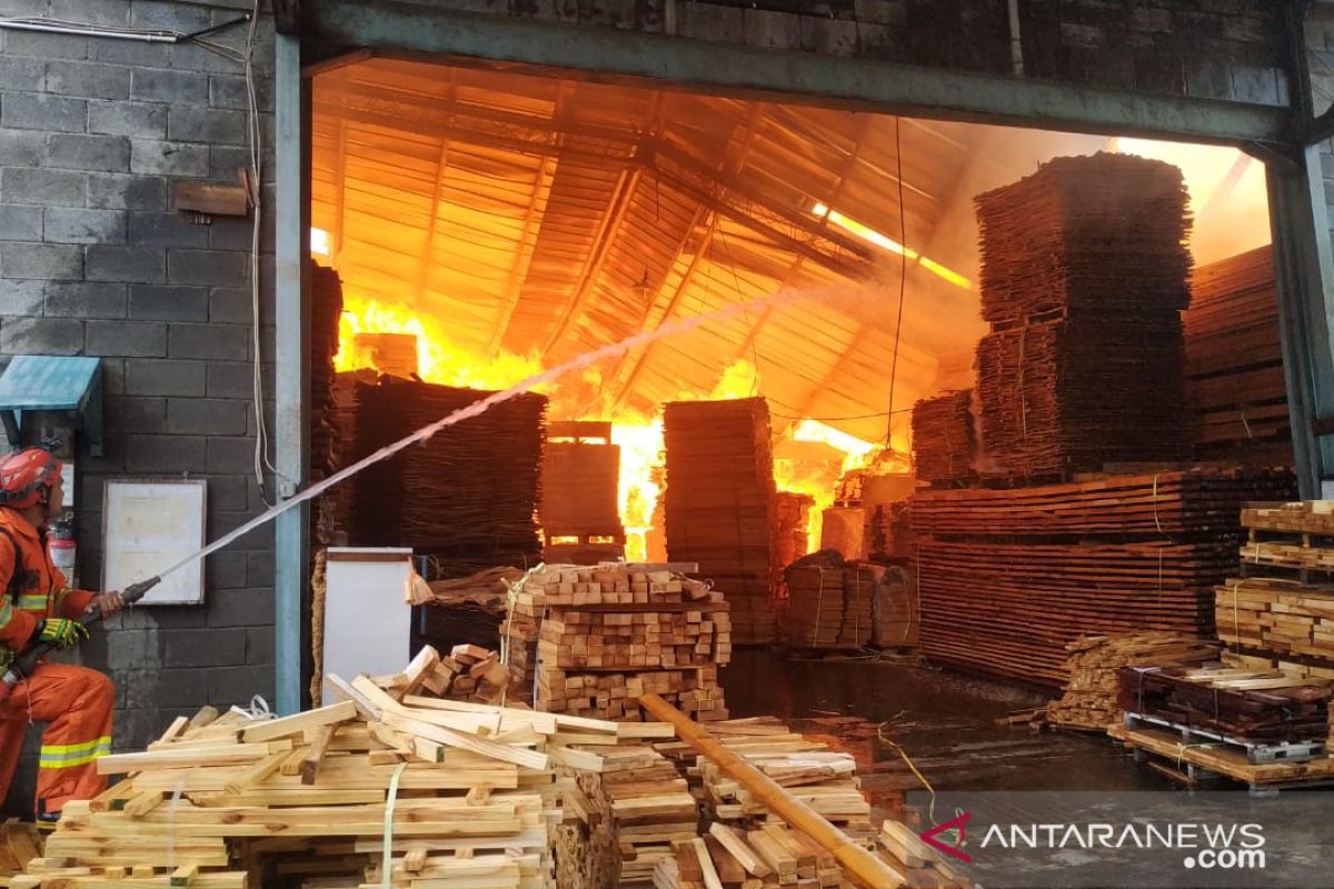 Saksi mata mendengar ledakan sebelum pabrik mebel di Cakung terbakar