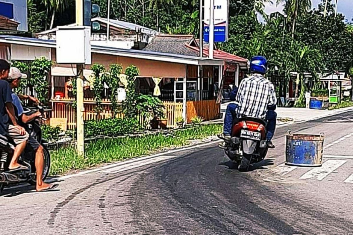 Tumpahan solar bahayakan pengguna jalan kampung wisata Bengkalis