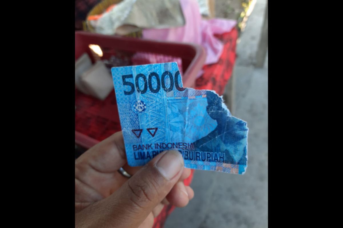 Viral! Curhatan emak-emak penjual nasi bungkus dibayar uang palsu Rp50 ribu