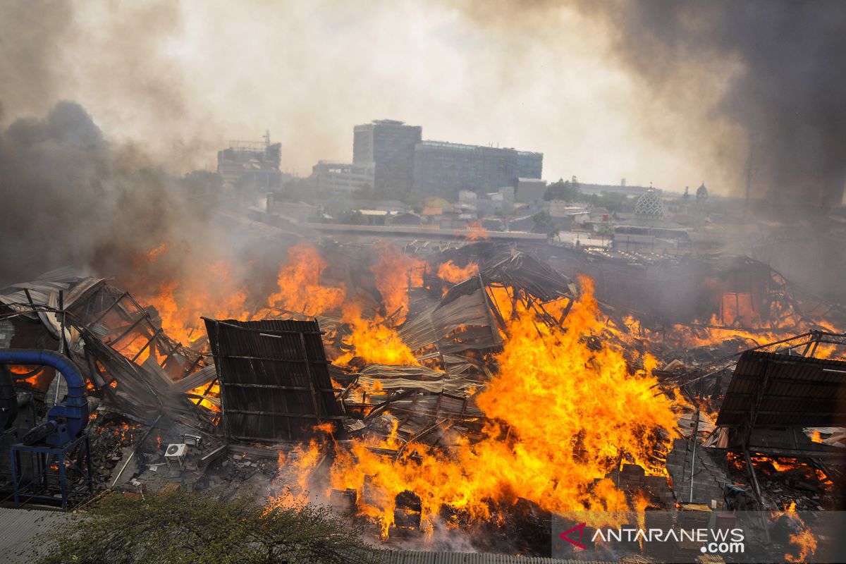 Pabrik mebel di Cakung terbakar