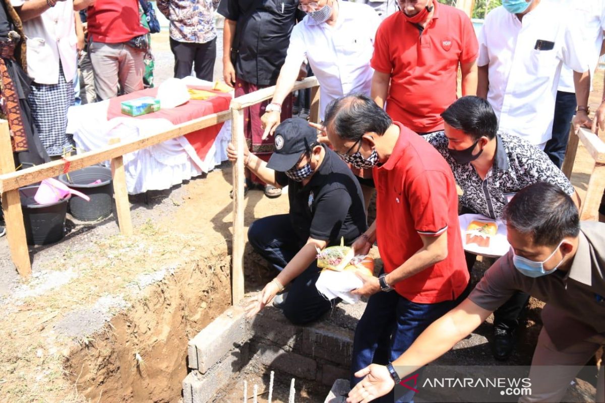 Gubernur Koster inginkan warga asli Abang jadi guru di SMAN 1 Abang