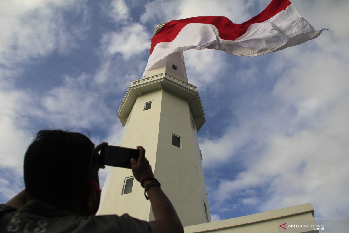 Sambut HUT RI bendera Merah Putih raksasa berkibar di pucuk menara suar Kupang