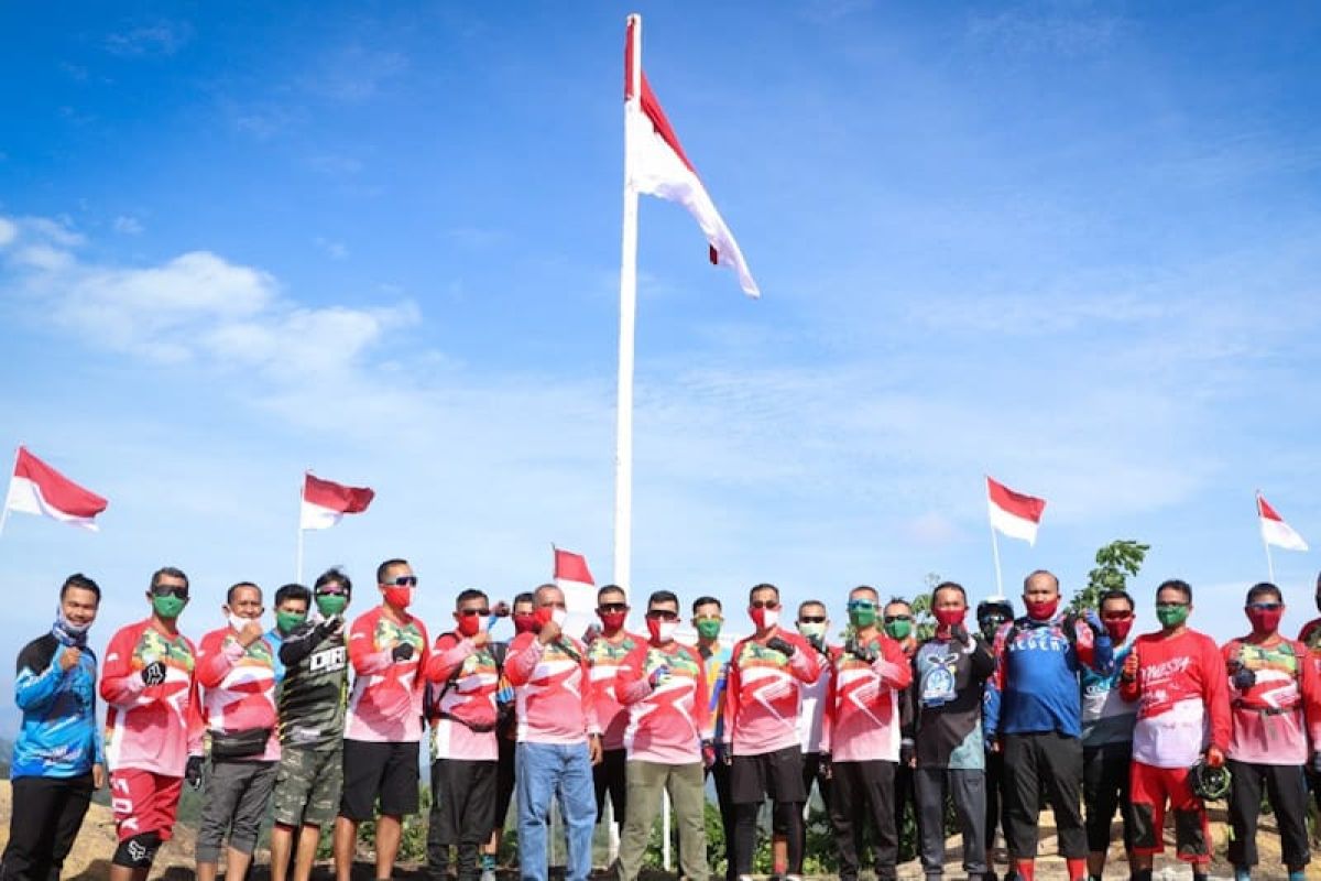 Kodim Aceh Timur dan Komunitas L-Bike kibarkan bendera merah putih di titik tertinggi di Langsa